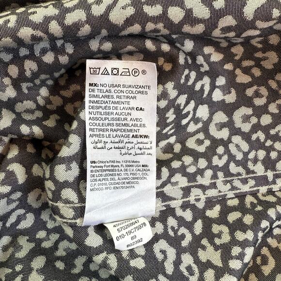 Chico's Button Up Shirt Womens Size 1 8/10 No Iron Animal Print Coolmax - Picture 9 of 10